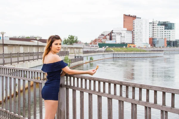 Chica Está Alimentando Gaviotas Las Orillas Del Río Angara Irkutsk — Foto de Stock