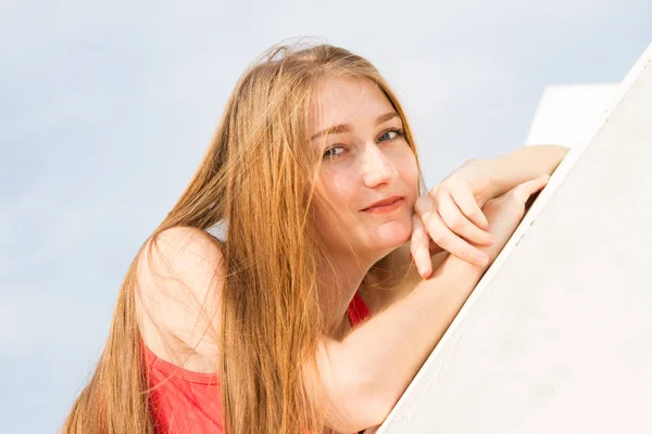 Retrato Una Chica Con Pelo Largo Contra Cielo — Foto de Stock