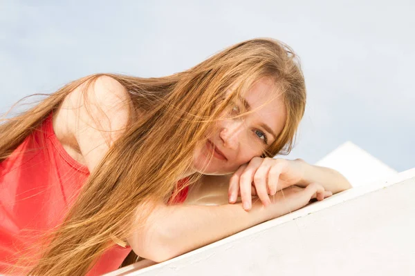 青空の長い髪を持つ少女の肖像画 — ストック写真