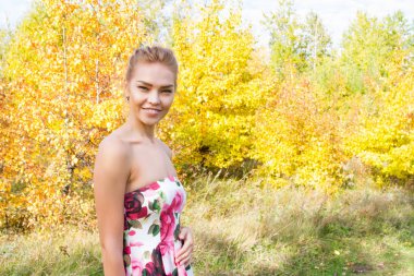 Sonbahar parkta ince genç kız