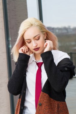 İş kadını vitrin arka planda