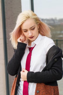 İş kadını vitrin arka planda