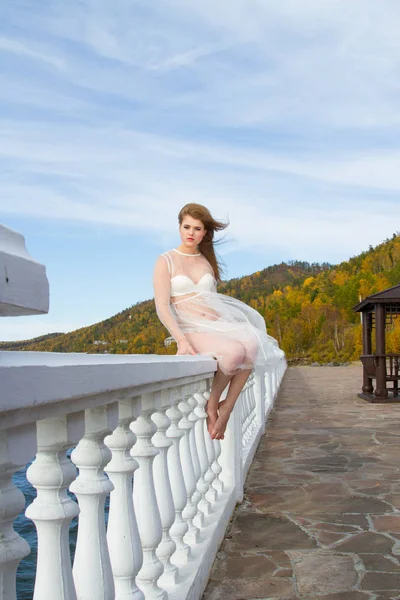 Meisje Lingerie Transparante Jurk Oever Van Lake Baikal — Stockfoto