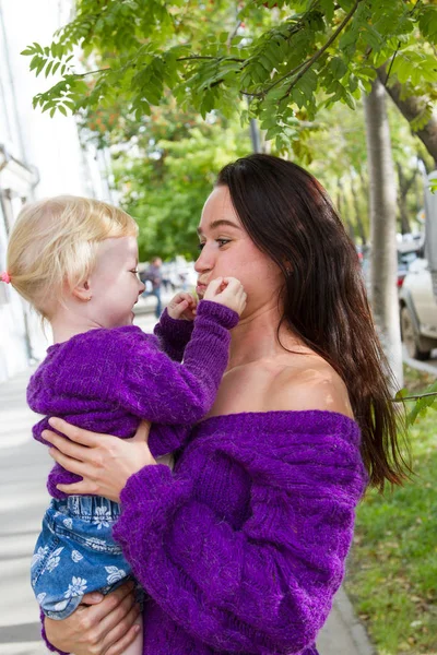 Madre Figlia Emotiva Stanno Camminando Città — Foto Stock