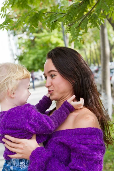 Madre Figlia Emotiva Stanno Camminando Città — Foto Stock