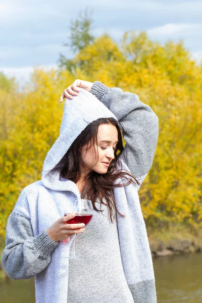 Chica Con Una Copa Vino Orilla Del Río Otoño — Foto de Stock