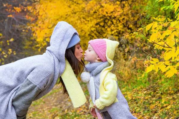 Mom Kisses Little Daughter Autumn — Stock Photo, Image