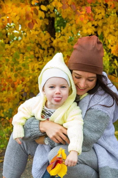 Girl Her Mother Walking Autumn Park — Stock Photo, Image