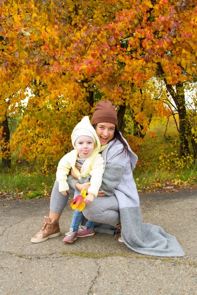 Girl Her Mother Walking Autumn Park — Stock Photo, Image