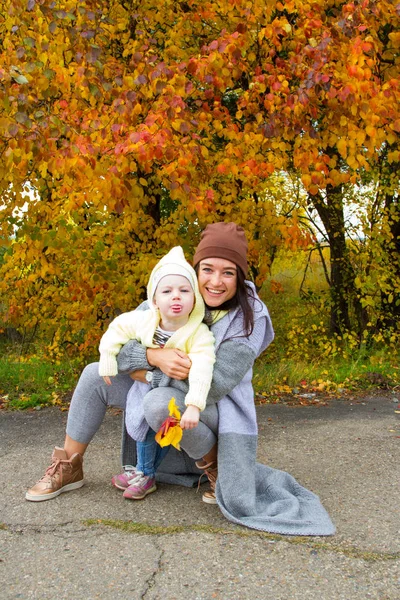 Girl Her Mother Walking Autumn Park — Stock Photo, Image