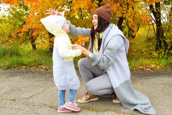 Girl Her Mother Walking Autumn Park — Stock Photo, Image