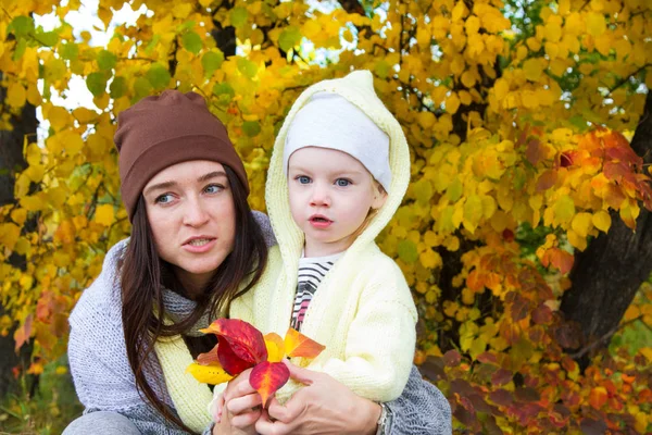 Girl Her Mother Walking Autumn Park — Stock Photo, Image