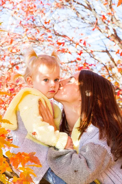 Girl Her Mother Walking Autumn Park — Stock Photo, Image