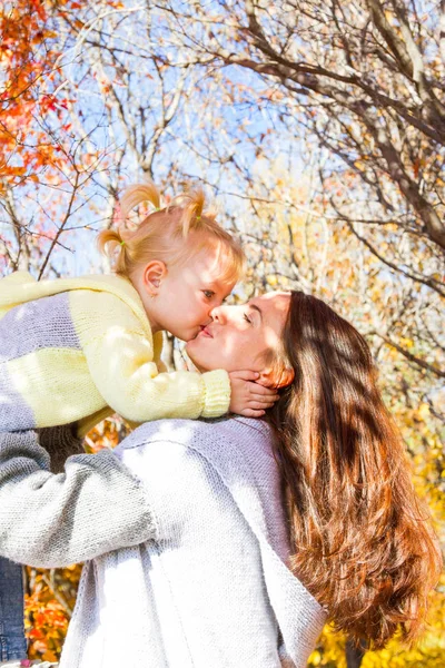 Girl Her Mother Walking Autumn Park — Stock Photo, Image