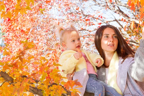 Girl Her Mother Walking Autumn Park — Stock Photo, Image