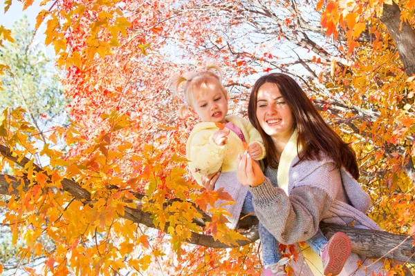 Girl Her Mother Walking Autumn Park — Stock Photo, Image