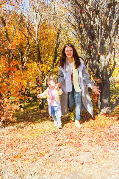 Mom Little Daughter Walking Autumn Park — Stock Photo, Image