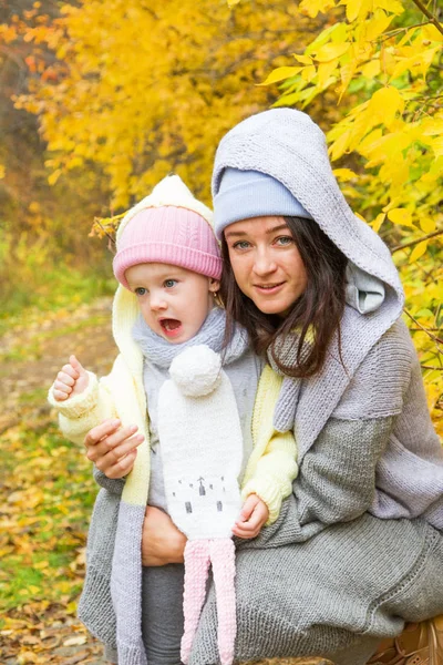 Mom Little Daughter Walking Autumn Park — Stock Photo, Image