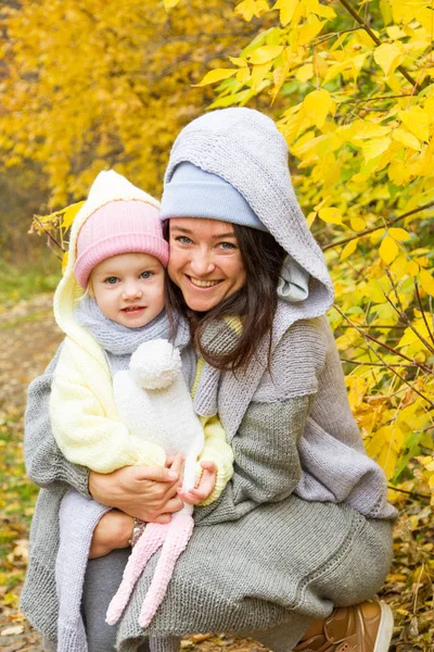 Mom Little Daughter Walking Autumn Park — Stock Photo, Image