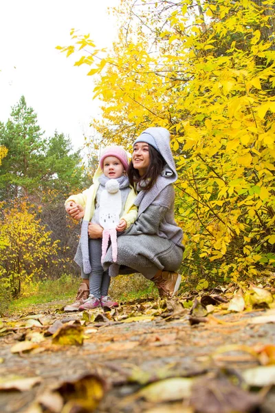 Mom Little Daughter Walking Autumn Park — Stock Photo, Image