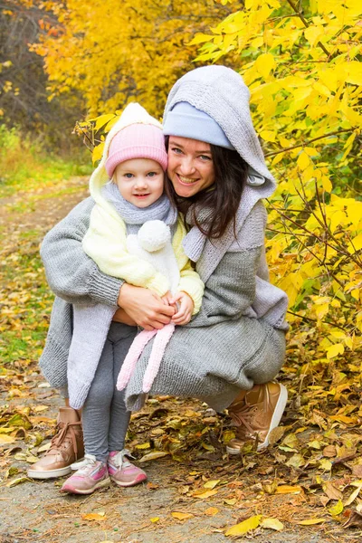 Mom Little Daughter Walking Autumn Park — Stock Photo, Image