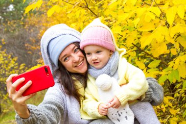 Anne ve kızı sonbahar manzara fonunda fotoğraflandı