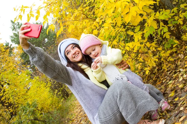 Mom Daughter Photographed Backdrop Autumn Landscape — Stock Photo, Image