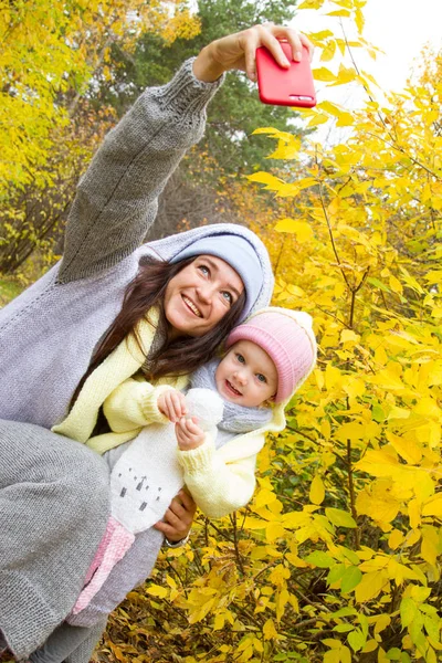 Mom Daughter Photographed Backdrop Autumn Landscape — Stock Photo, Image