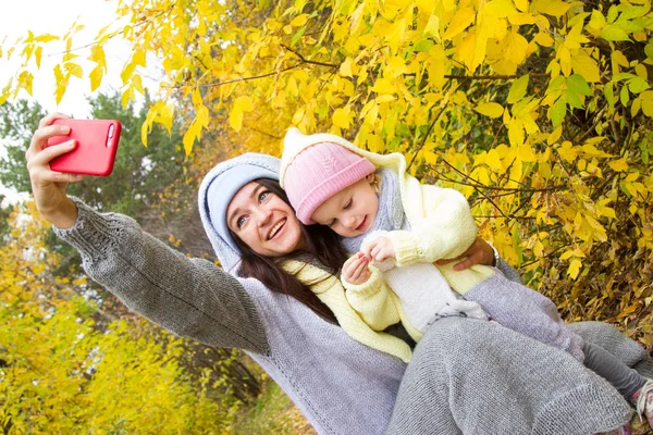 Mom Daughter Photographed Backdrop Autumn Landscape — Stock Photo, Image