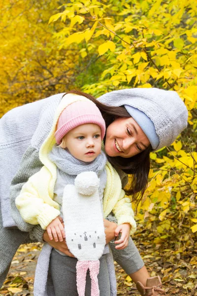 Mom Her Daughter Background Autumn Landscape — Stock Photo, Image