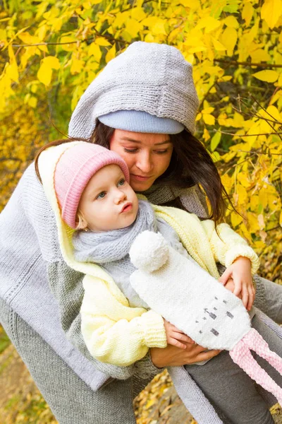 Mom Her Daughter Background Autumn Landscape — Stock Photo, Image