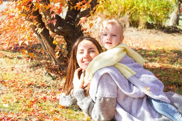 Mom Her Daughter Background Autumn Landscape — Stock Photo, Image