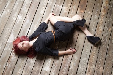 Kızıl saçlı kız yerde yatarken