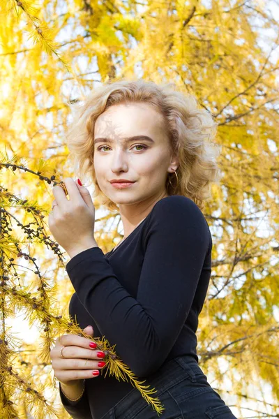 Rubia Sobre Fondo Hojas Otoño — Foto de Stock