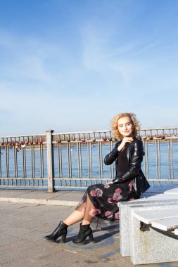 Sarışın nehir kenarında oturur