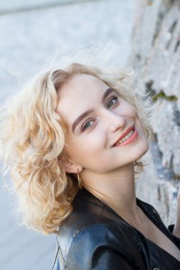 Bir duvara karşı sarışın ayakta