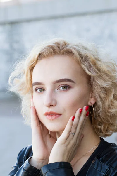 Rubia Pie Contra Una Pared Piedra — Foto de Stock