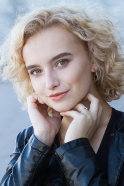 Bir sarışın taş bir duvara portresi