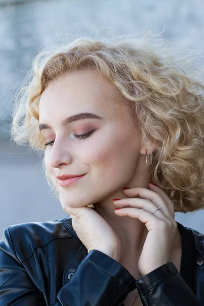 Retrato Una Rubia Contra Una Pared Piedra — Foto de Stock