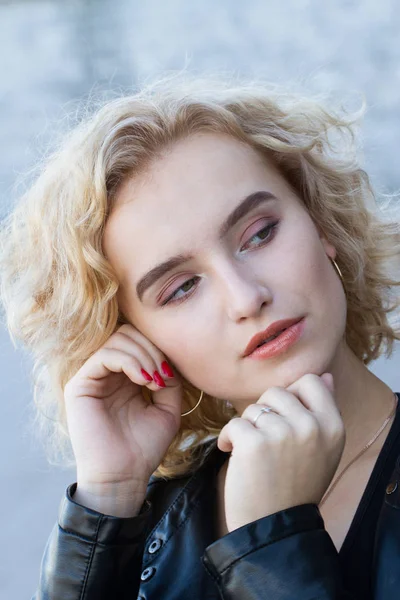 Retrato Una Rubia Contra Una Pared Piedra — Foto de Stock