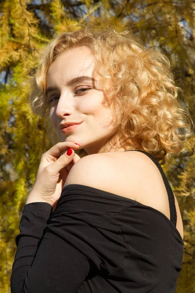 Портрет Блондинки Тлі Осіннього Парку — стокове фото