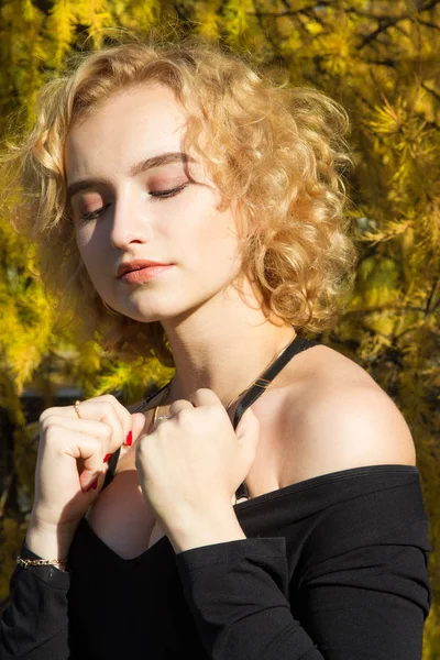 Retrato Una Rubia Sobre Fondo Del Parque Otoñal — Foto de Stock