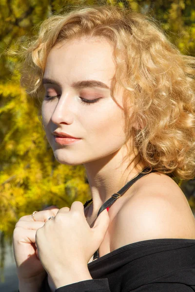 Портрет Блондинки Тлі Осіннього Парку — стокове фото