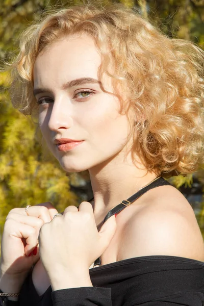 Retrato Una Rubia Sobre Fondo Del Parque Otoñal — Foto de Stock