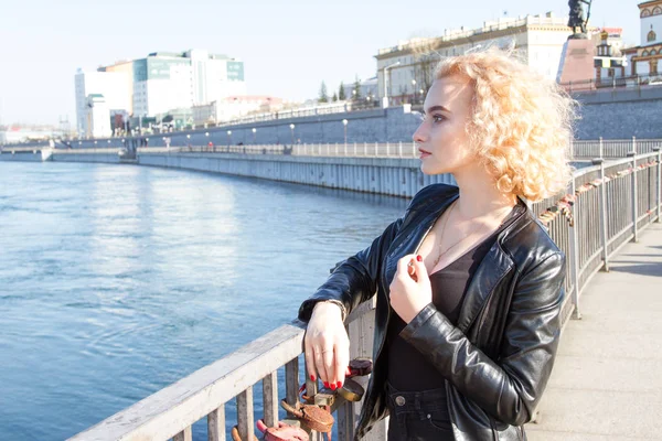 Young Blonde Standing Embankment River — Stock Photo, Image