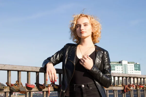 Jonge Blonde Permanent Aan Kade Van Rivier — Stockfoto