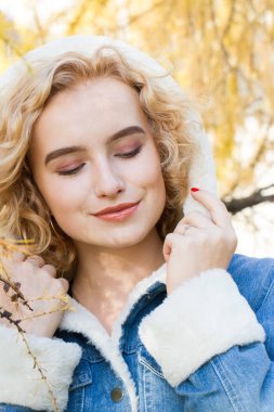 Genç Sarışın Sonbahar Park