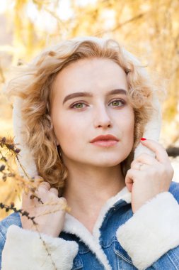 Genç Sarışın Sonbahar Park