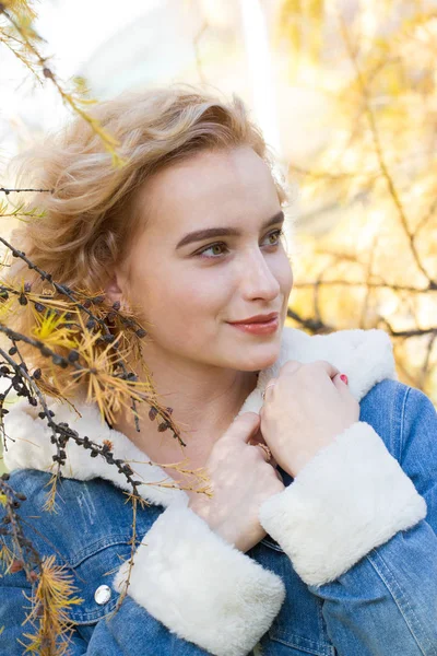 Молодая Блондинка Осеннем Парке — стоковое фото