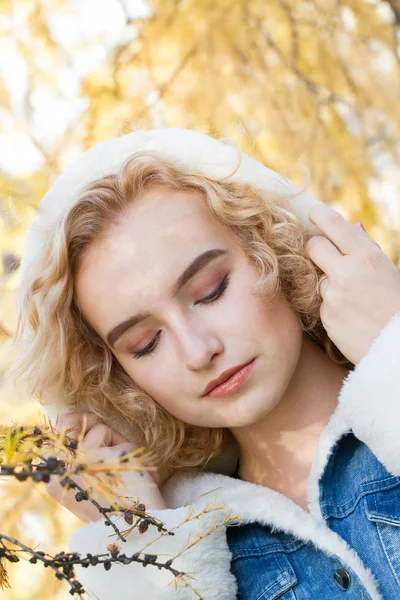Young Blonde Autumn Park — Stock Photo, Image